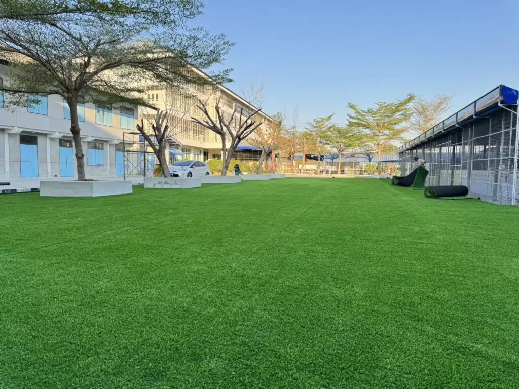 ปูหญ้าเทียมในโรงเรียน