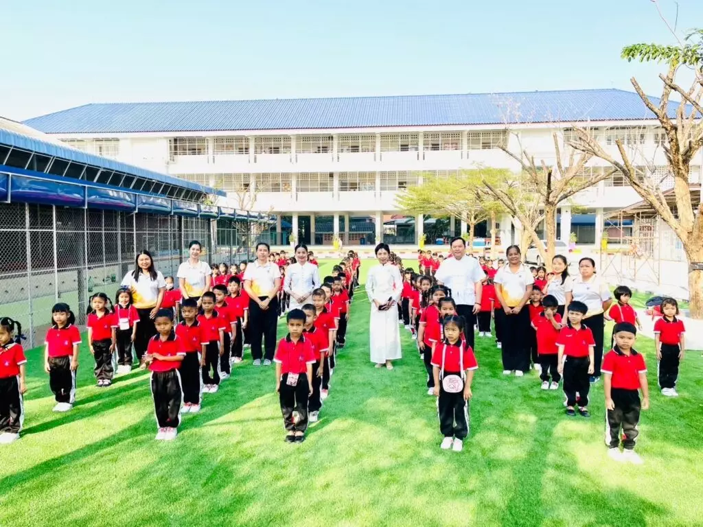 ปูหญ้าเทียมในโรงเรียน
